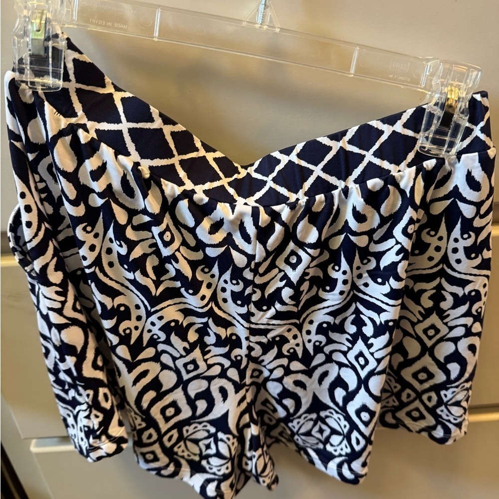 Tommy Bahama Navy & White Patterned pocketed cover up Swimming board shorts - Picture 2 of 4